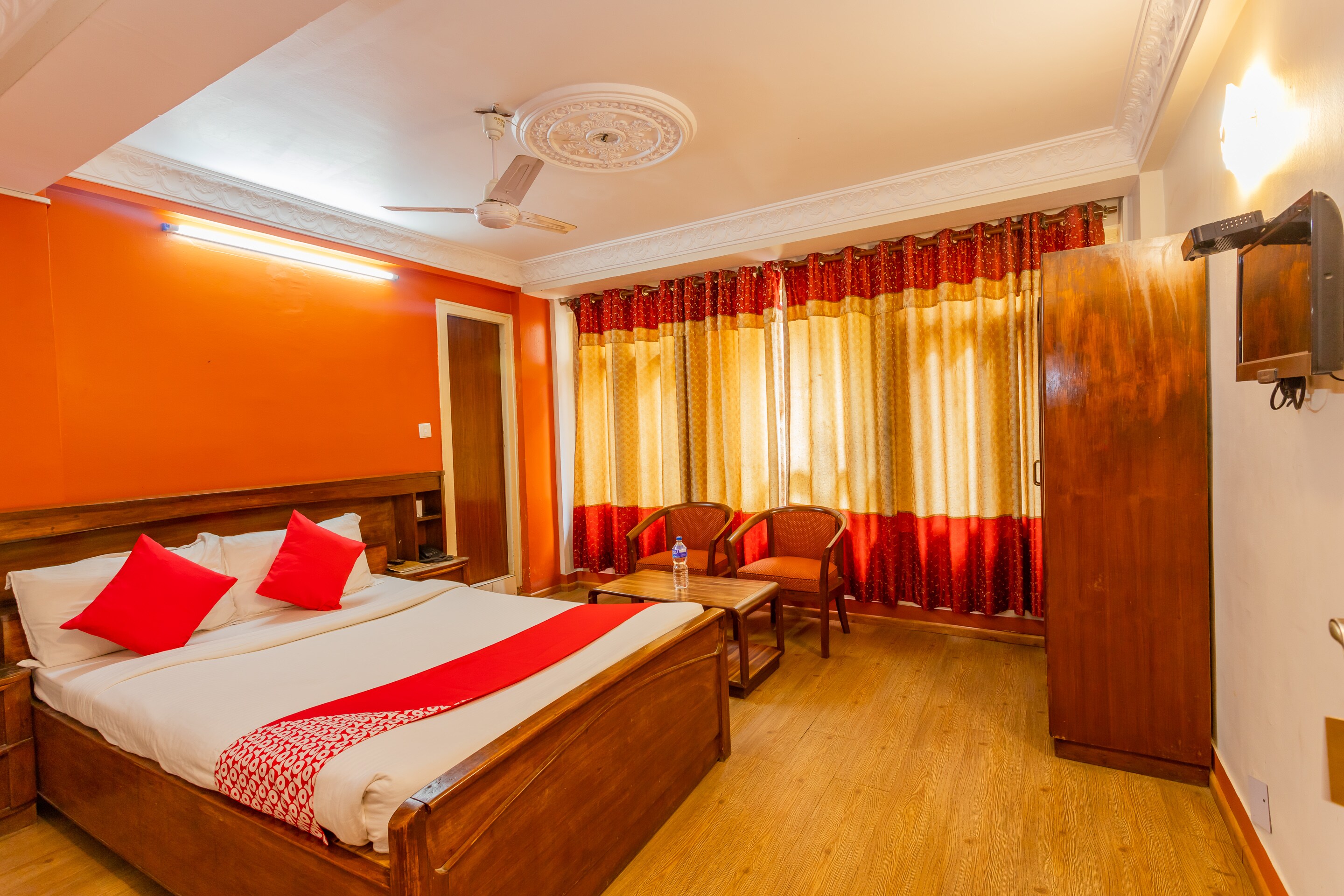 OYO 795 Hotel Holiday Inn - Tap to explore photos
