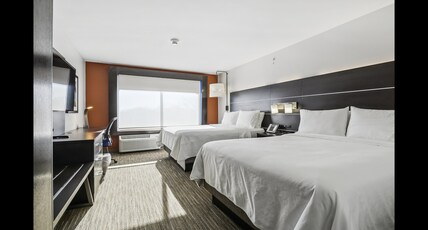 Holiday Inn Express & Suites Bensenville - O'Hare Room Type - 2 Queen Suite Additional Living Area