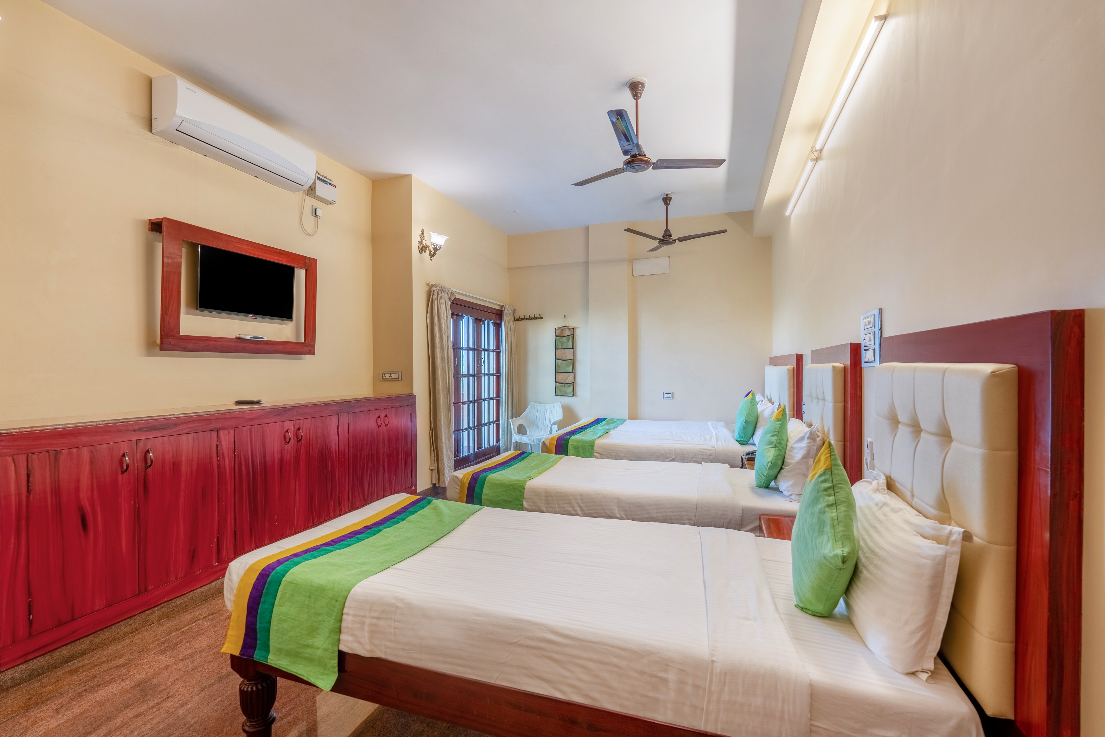 Treebo Grace Inn, 3 Min Walk From Promenade Beach - Tap to explore photos