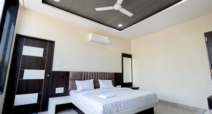 Hotel Basil Inn Room Type - Deluxe Room with City View