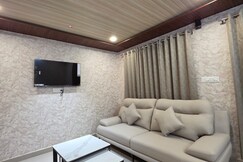 The Alcove 1BHK Naukuchiatal Lake View  200m Walk