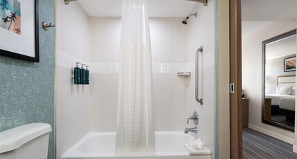 DoubleTree by Hilton Virginia Beach Room Type - 1 KG ACC BATHTUB NO SMOK