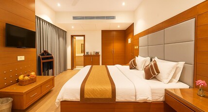 SAWERA GRAND 10 MIN WALK FROM GOLDEN TEMPLE Room Type - Business Room with Balcony