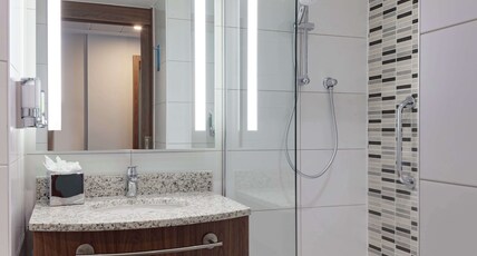 Hampton by Hilton Edinburgh Airport Room Type - TWIN GUEST ROOM