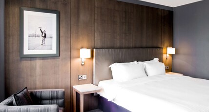 Radisson Blu Hotel Manchester, Airport Room Type - Premium Room - Runway View