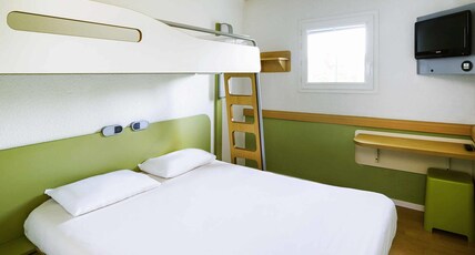 ibis budget Chartres Room Type - TRIPLE - Room with a large bed and a bunk bed