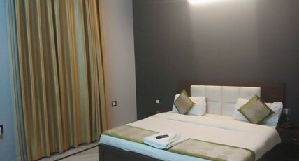 Hotel Saumya Inn Room Type - Deluxe A/C Room (10 Percent Off On Food Bill)