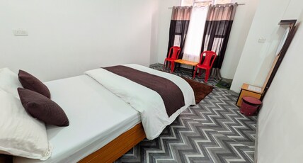 Accomoon hotels Room Type - Double bed deluxe room with windows view .