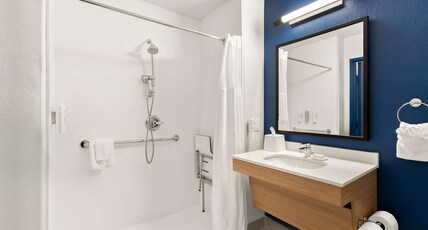 Spark by Hilton Missouri City Room Type - 2 QUEEN MOB HR ACC RI SHWR