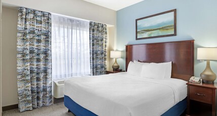 Best Western Plus Crossroads Inn & Suites Room Type - Accessible - 1 King, Mobility Accessible, Bathtub, Microwave And Refrigerator, Wi-Fi, Non-Smoking, F
