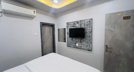 Shree Shakti Guest House Room Type - Deluxe King Bed Room