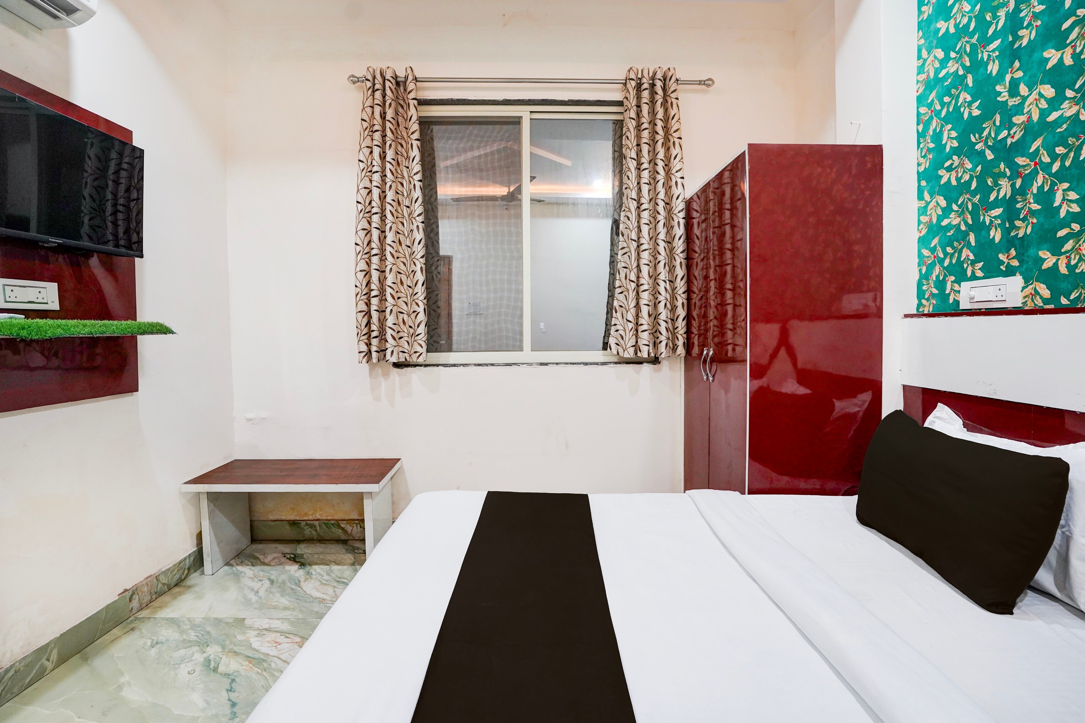 Hotel O Paras - Tap to explore photos