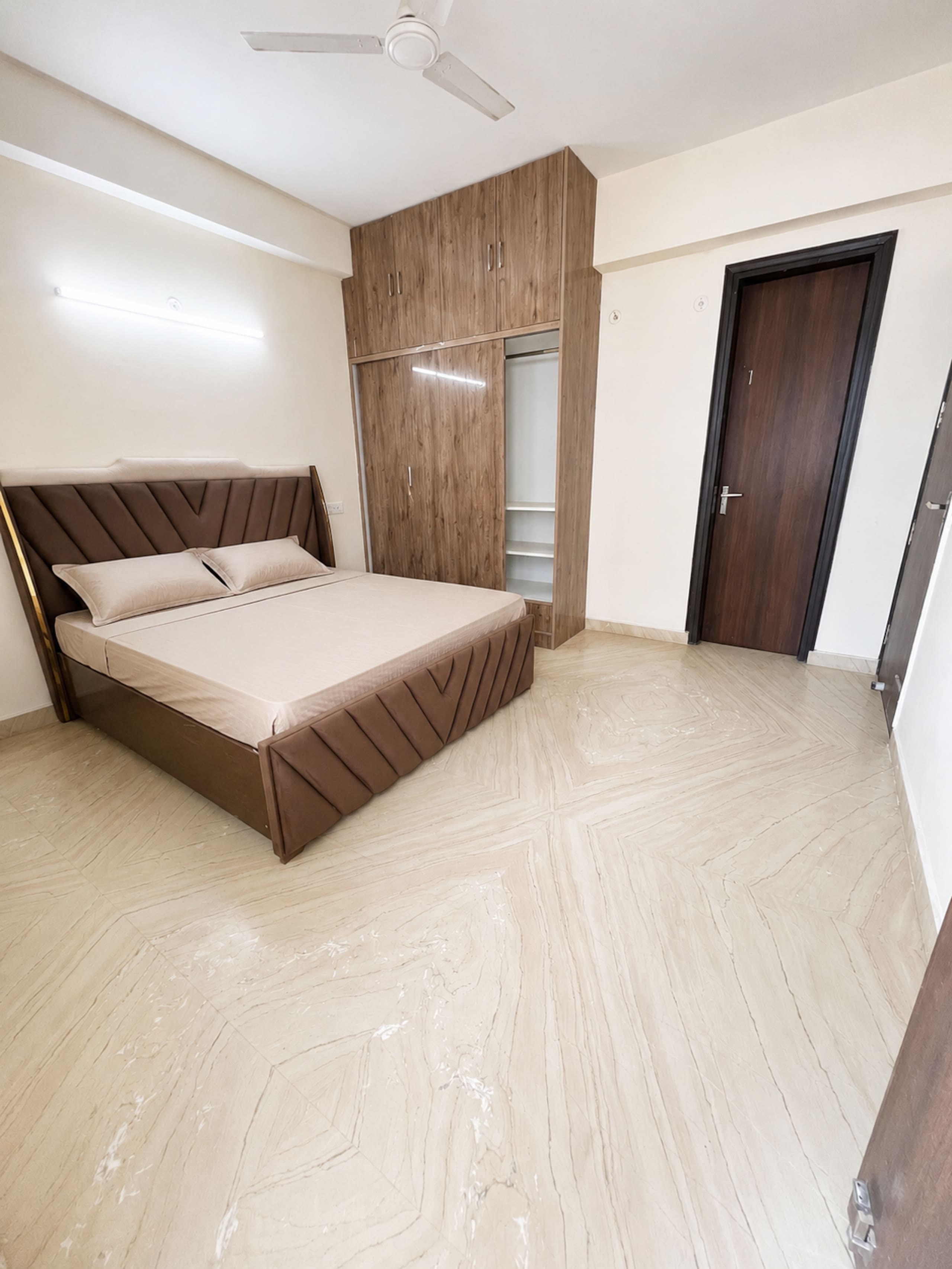Spacious 3BHK Opposite Sector 38 Near Medanta - Tap to explore photos