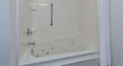 Hampton Inn by Hilton Waterbury Room Type - 1 KING W  WHIRLPOOL NOSMOK