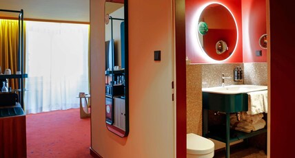 Mercure Warszawa Centrum Room Type - An apartment with 1 double bed for 1 or 2 people and a sofa