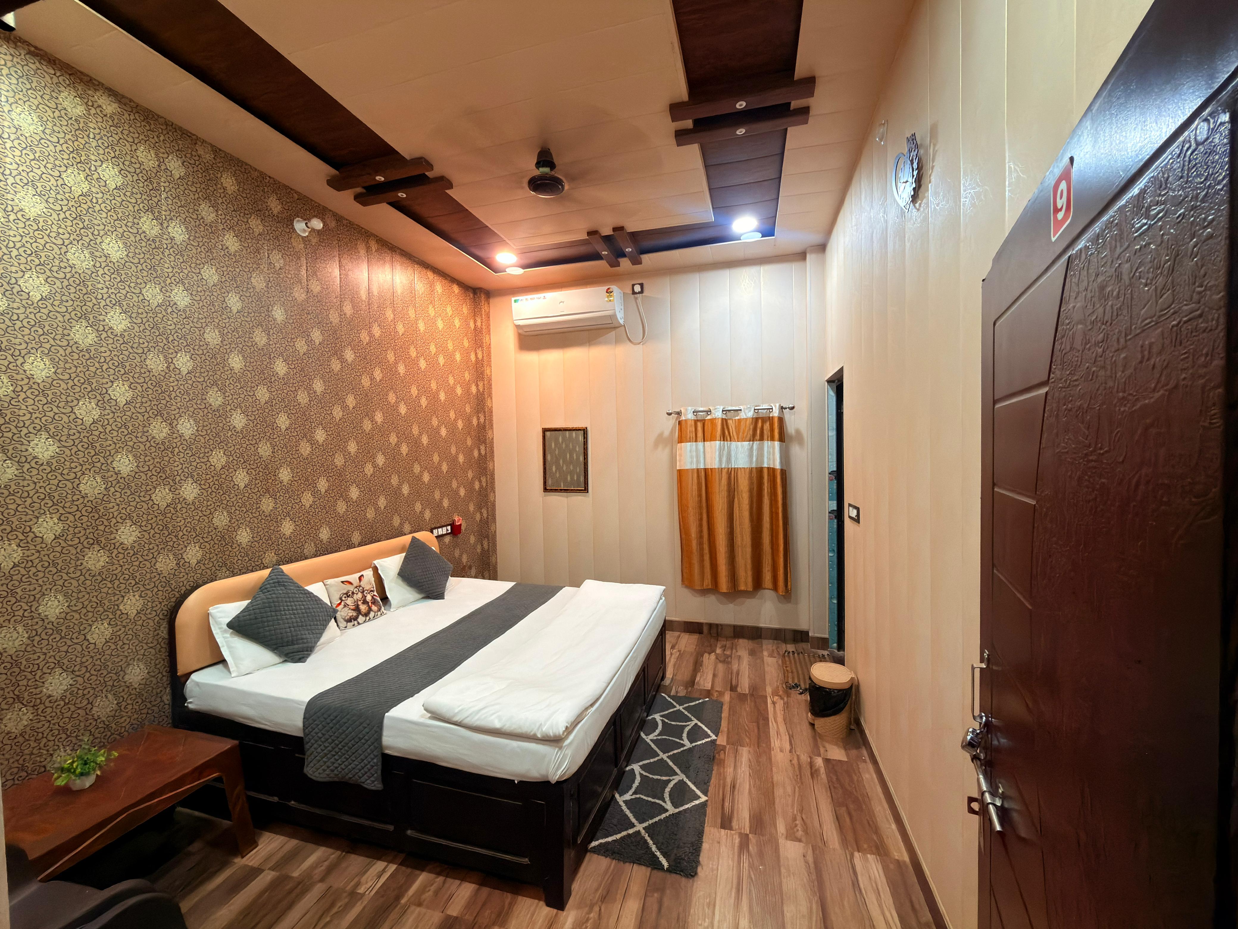 Shri Vinayak Guest House | 500m from Ram Temple - Tap to explore photos