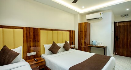 Brown Inn Room Type - Deluxe Triple Room