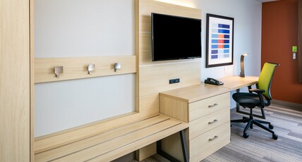 Holiday Inn Express & Suites BEND SOUTH Room Type - 1 King Suite Communications Mobility Accessible Tub