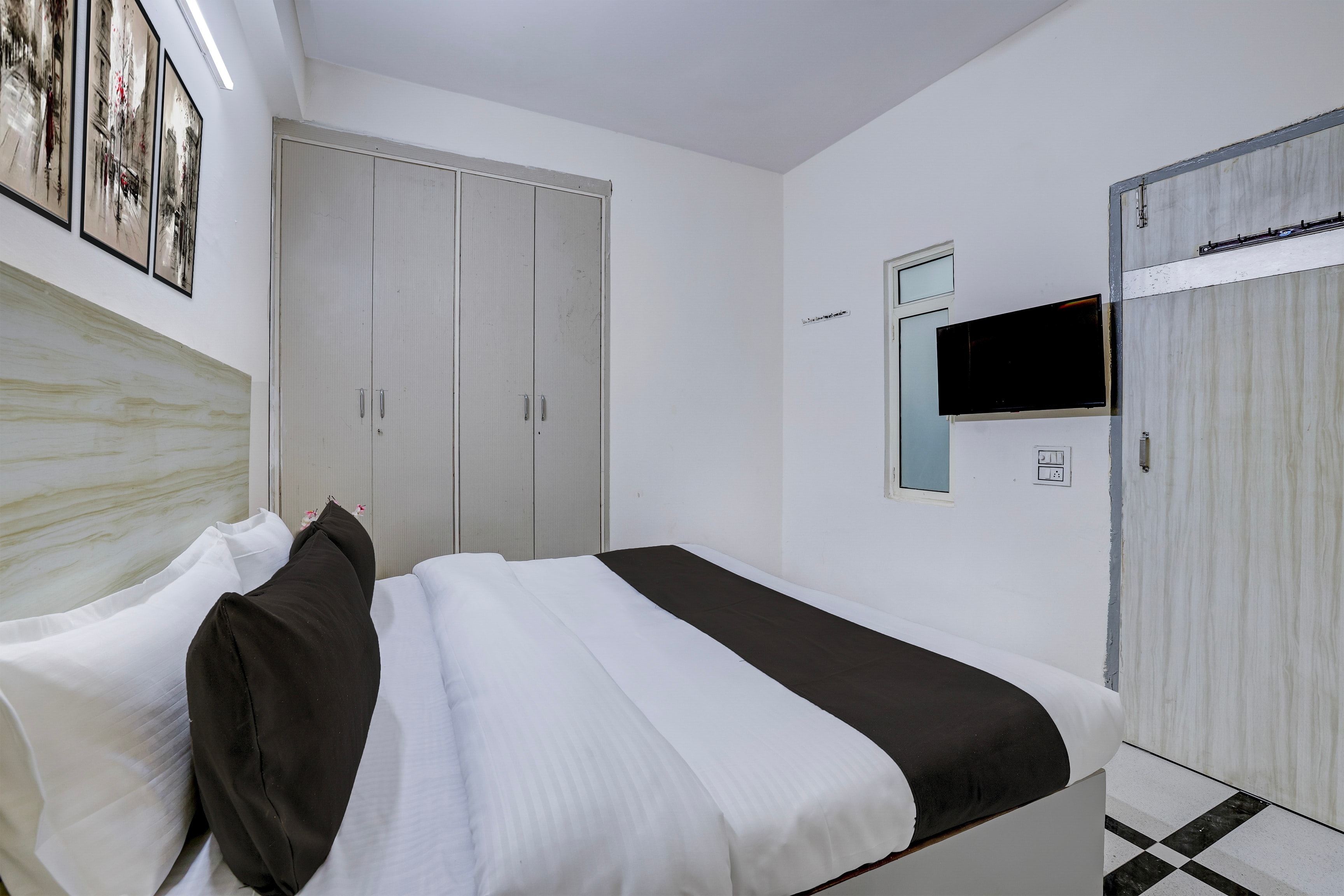 Super Hotel O DLF Phase 1 Metro Station Gurugram - Tap to explore photos