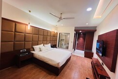 Hotel the Crystal Park - 500m from ISBT Bus Stand