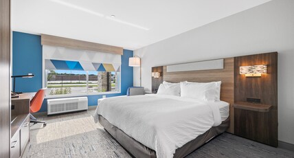 Holiday Inn Express & Suites MARINETTE Room Type - 1 King Standard