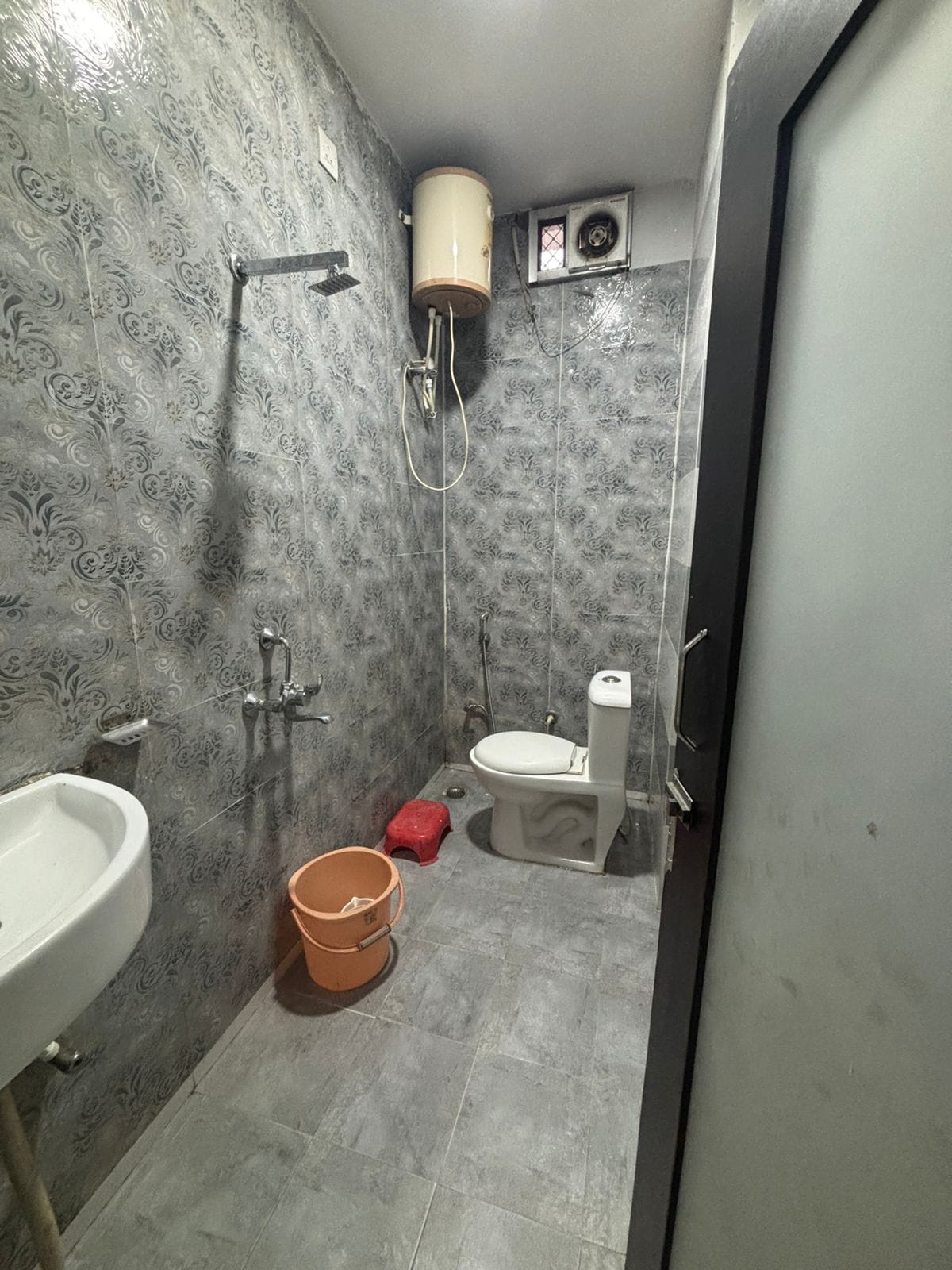 Shiv Kashi Guest House - Tap to explore photos