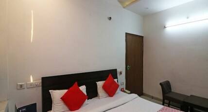 Hotel Mehfil Room Type - Deluxe Room