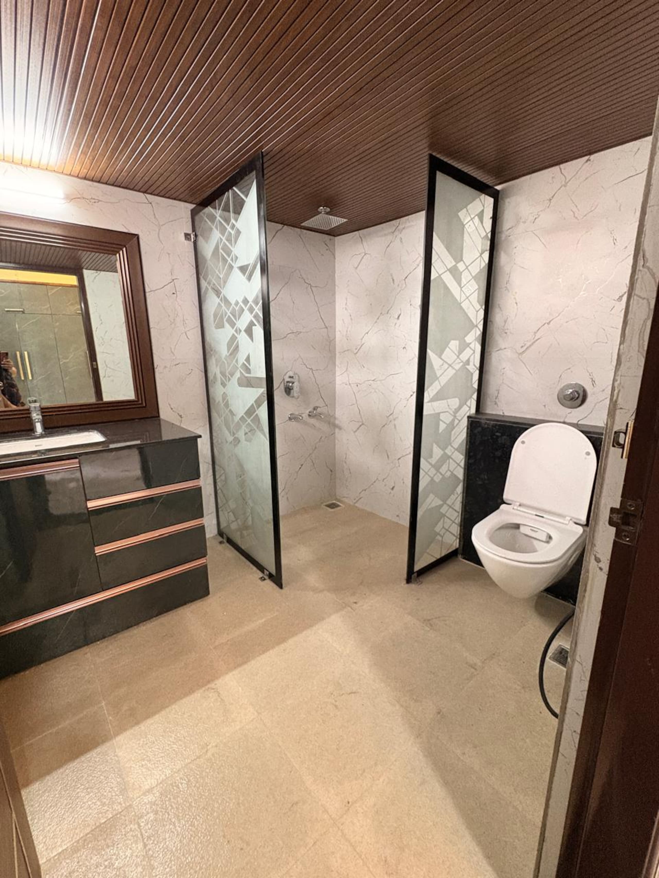 Apple's Nest Premium Stay Near Sangam - Tap to explore photos