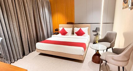 THE RED OAK HOTEL, Near AIIMS Room Type - Suite King Bed Room