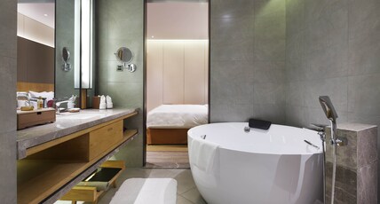 Crowne Plaza NANCHANG WANLI Room Type - 1 King and 1 Bunk Bed Family Suite