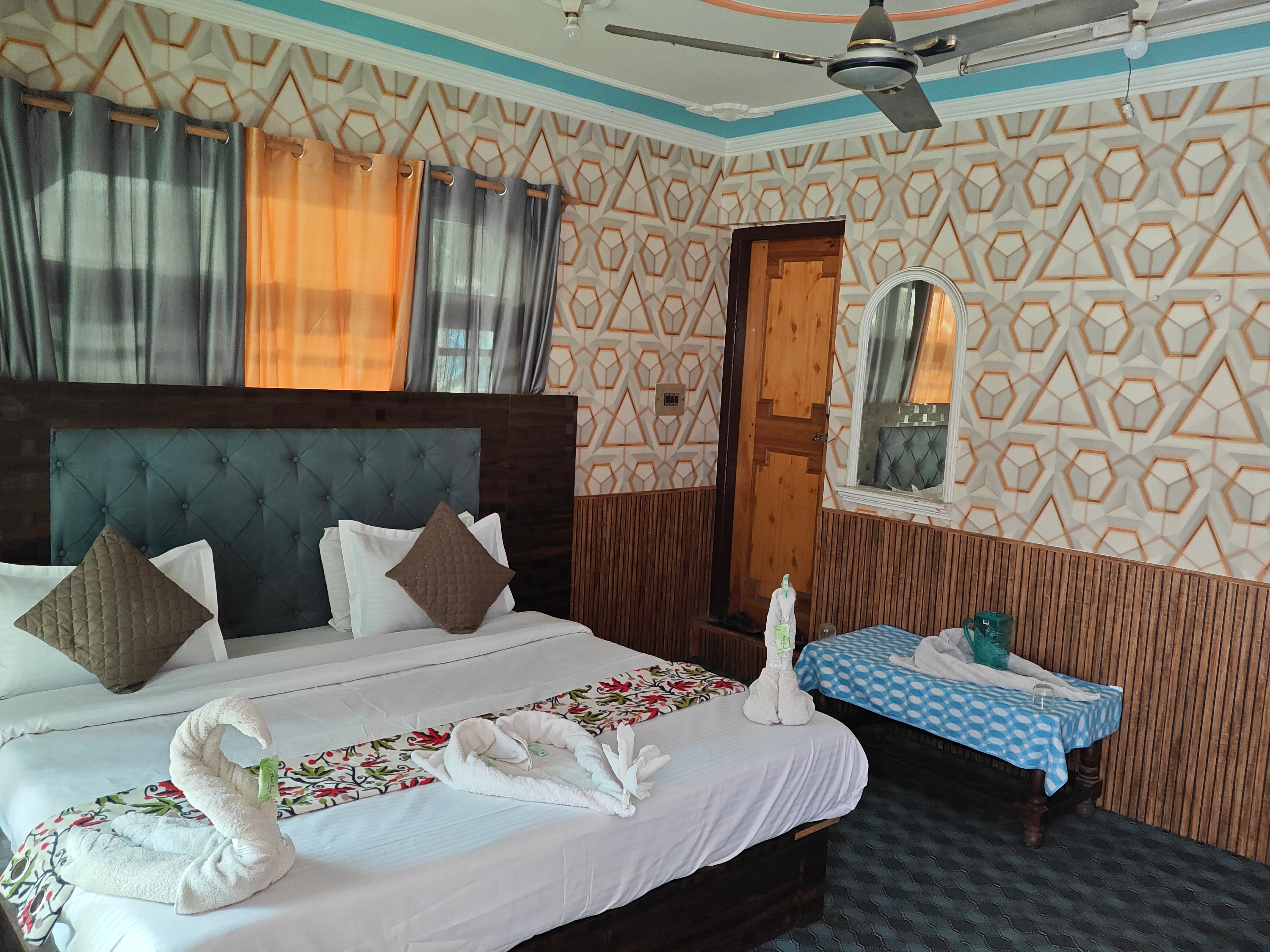 Hotel Hilal Palace Srinagar - Tap to explore photos