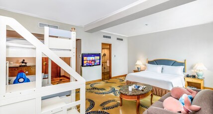 Crowne Plaza Chengdu City Center Room Type - 1 King 1 Bunk Family Junior Suite