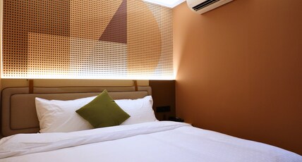 A Hotel Farrer Park - Newly Renovated Room Type - Superior Queen no window