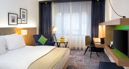 Holiday Inn STUTTGART Room Type - 1 Queen Standard Top Floor