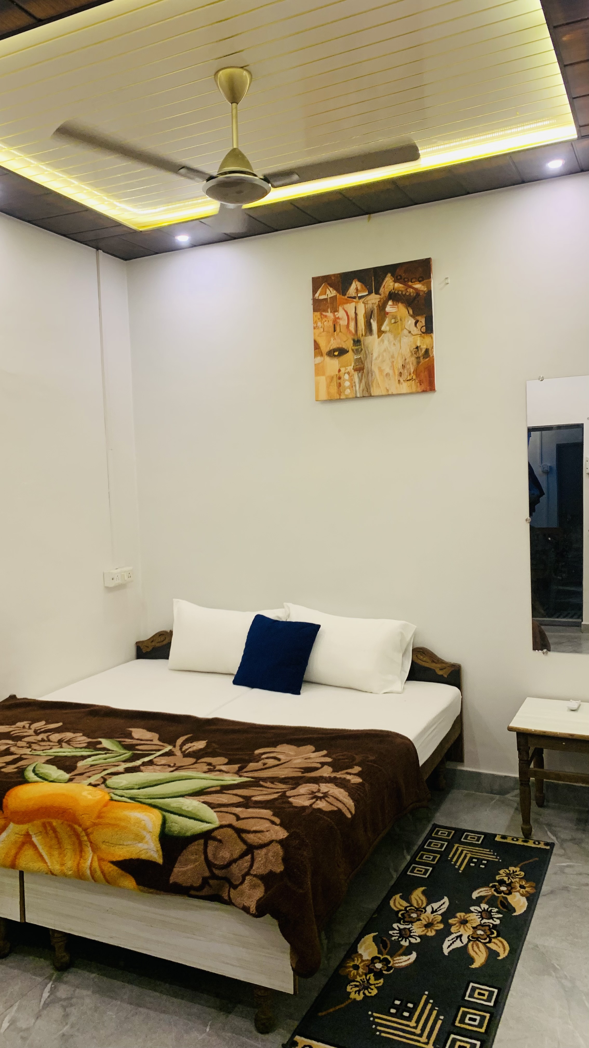 Paradise Inn Guest House Varanasi - Tap to explore photos