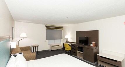 Hampton Inn Kerrville Room Type - 1 KING W  FRIDGE MICROWAVE