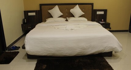 Hotel Shri Sharanam Room Type - Deluxe Room