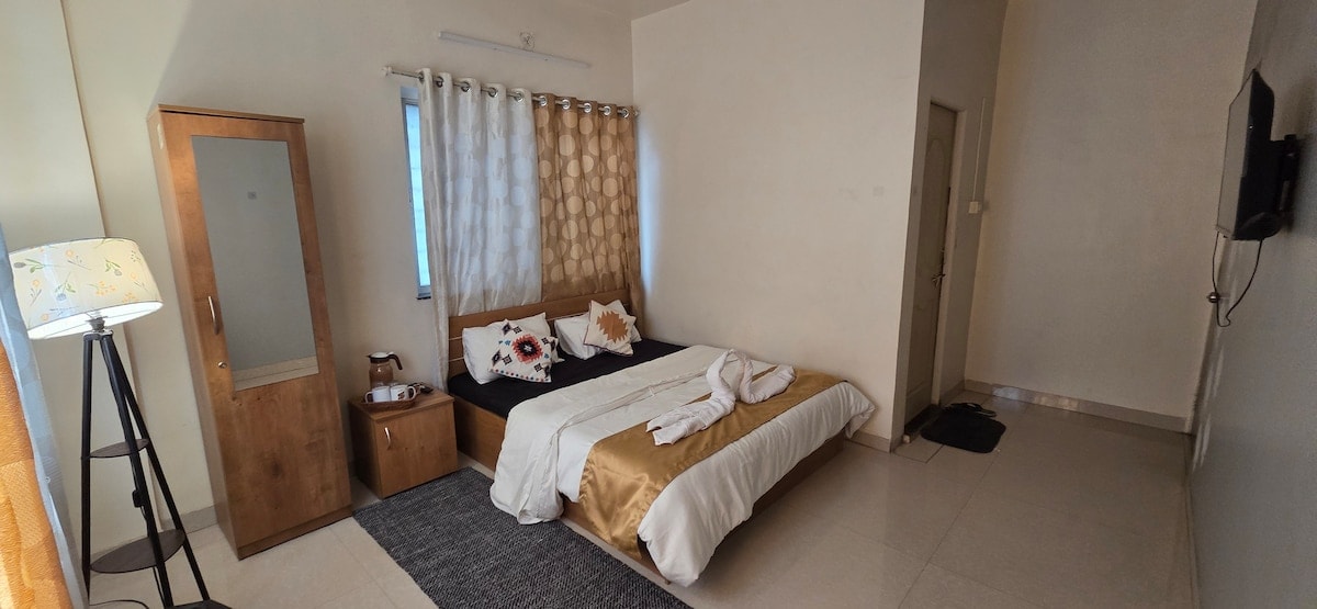 Sunshine villa 2 km from Pune airport - Tap to explore photos