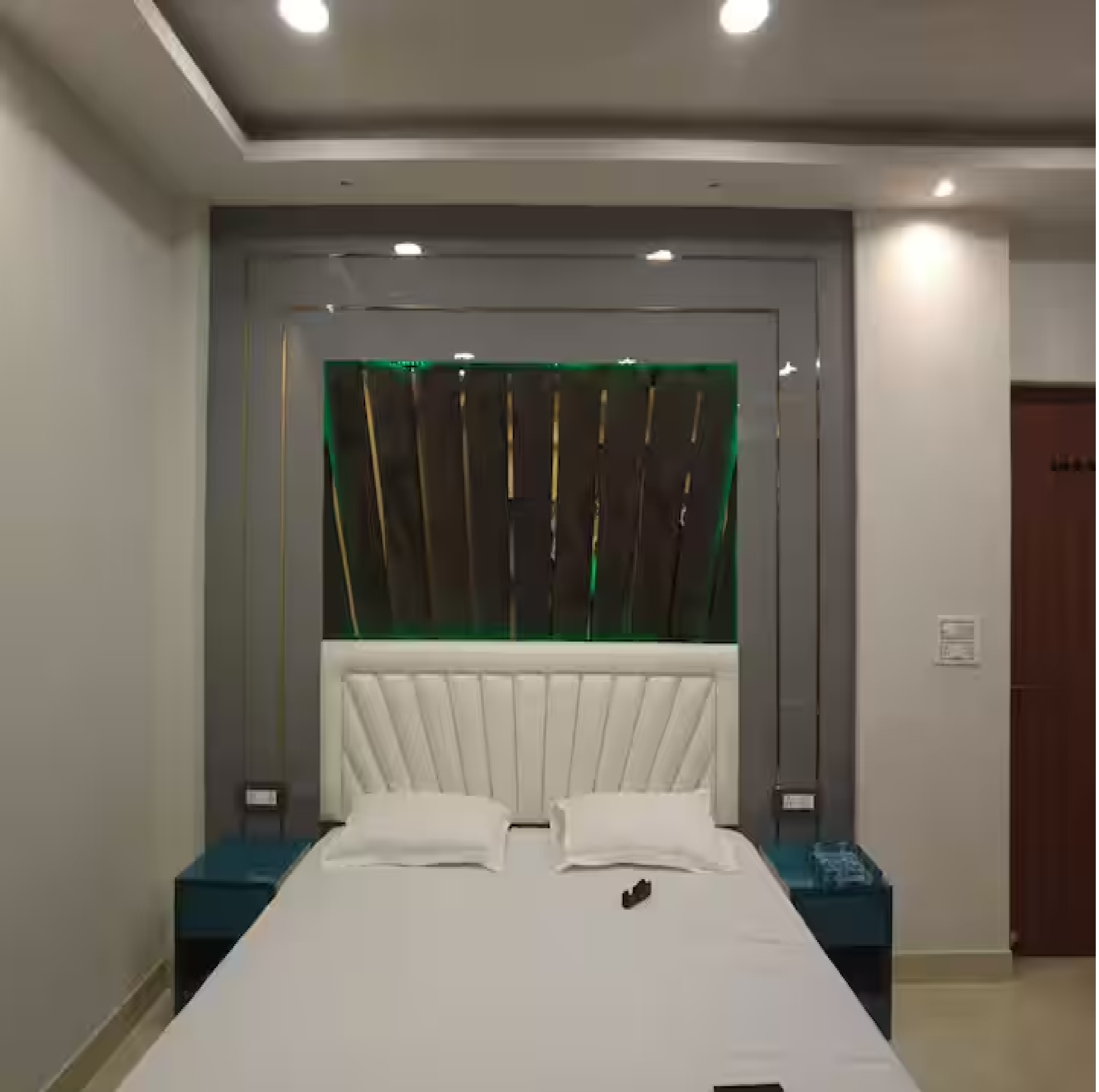 Siri Stays - The Ultimate Party Villa - Tap to explore photos