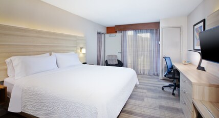 Holiday Inn Express Hotel & Suites Athens Room Type - 1 King Suite Balcony
