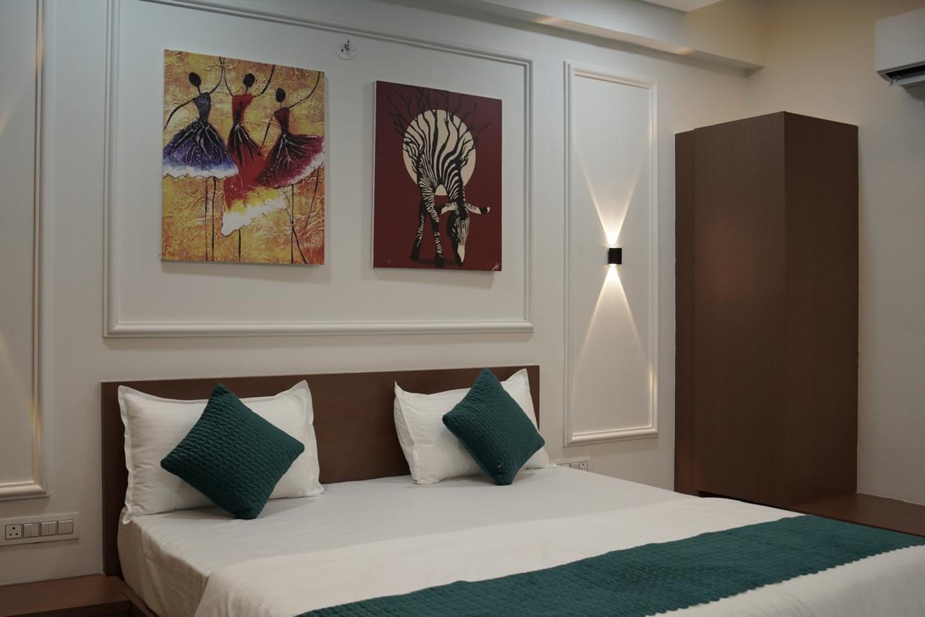 DELIGHT ZONE - Tap to explore photos