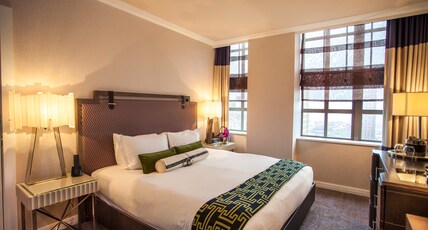 Kimpton HOTEL PALOMAR PHILADELPHIA, an IHG hotel Room Type - 1 King Mobility Accessible Tub City View