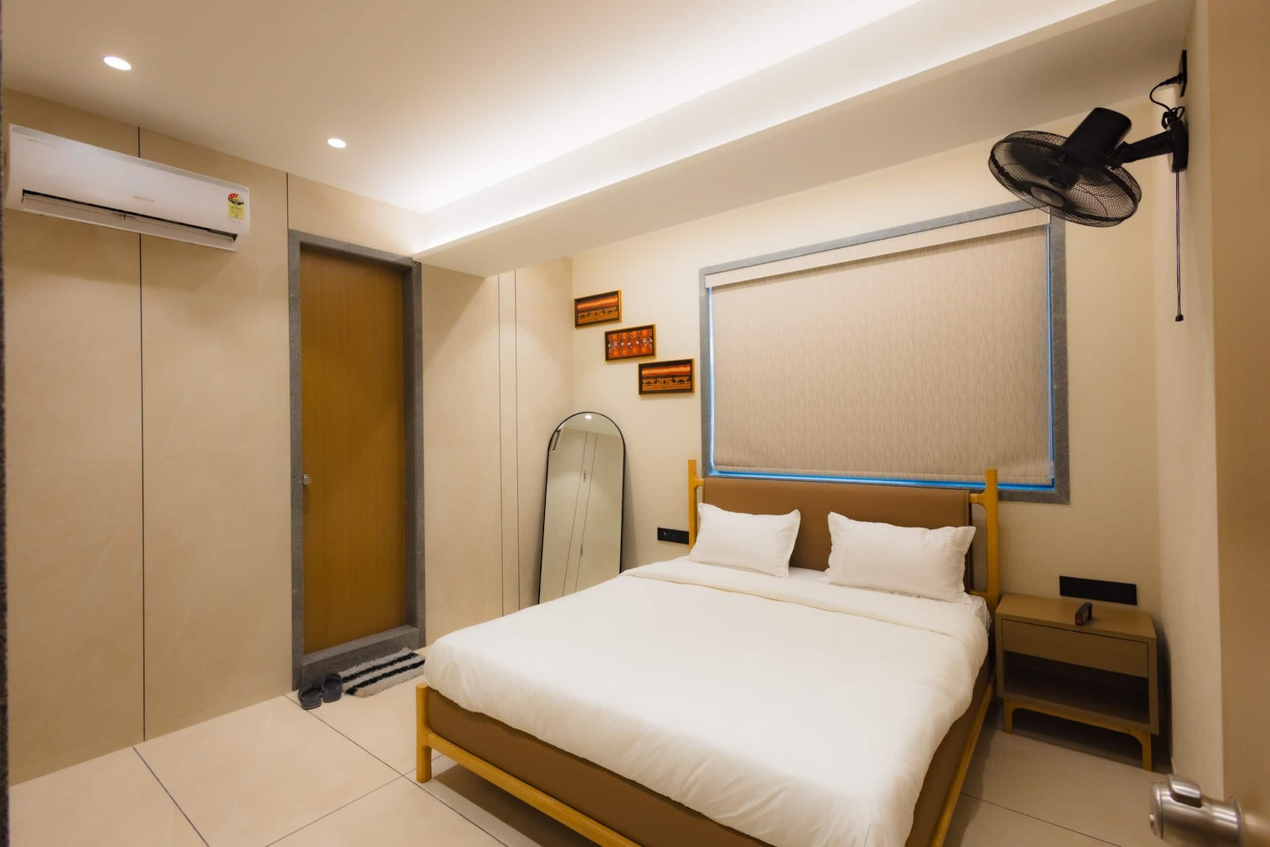 Nirrtul Royale 3BHK Apartment Specious Cozy - Tap to explore photos