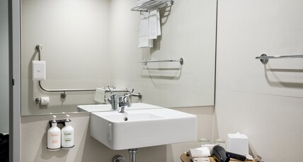 Holiday Inn WEST PERTH Room Type - 1 Queen Bed Standard Accessible