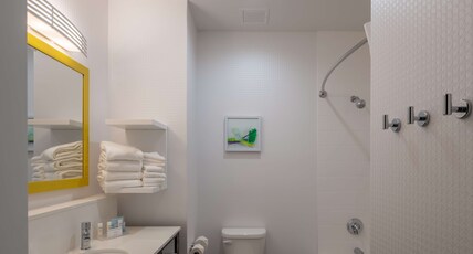 Hampton Inn and Suites Dallas/Plano Central Room Type - 1KNG MOB HEAR ACC W TUB NS