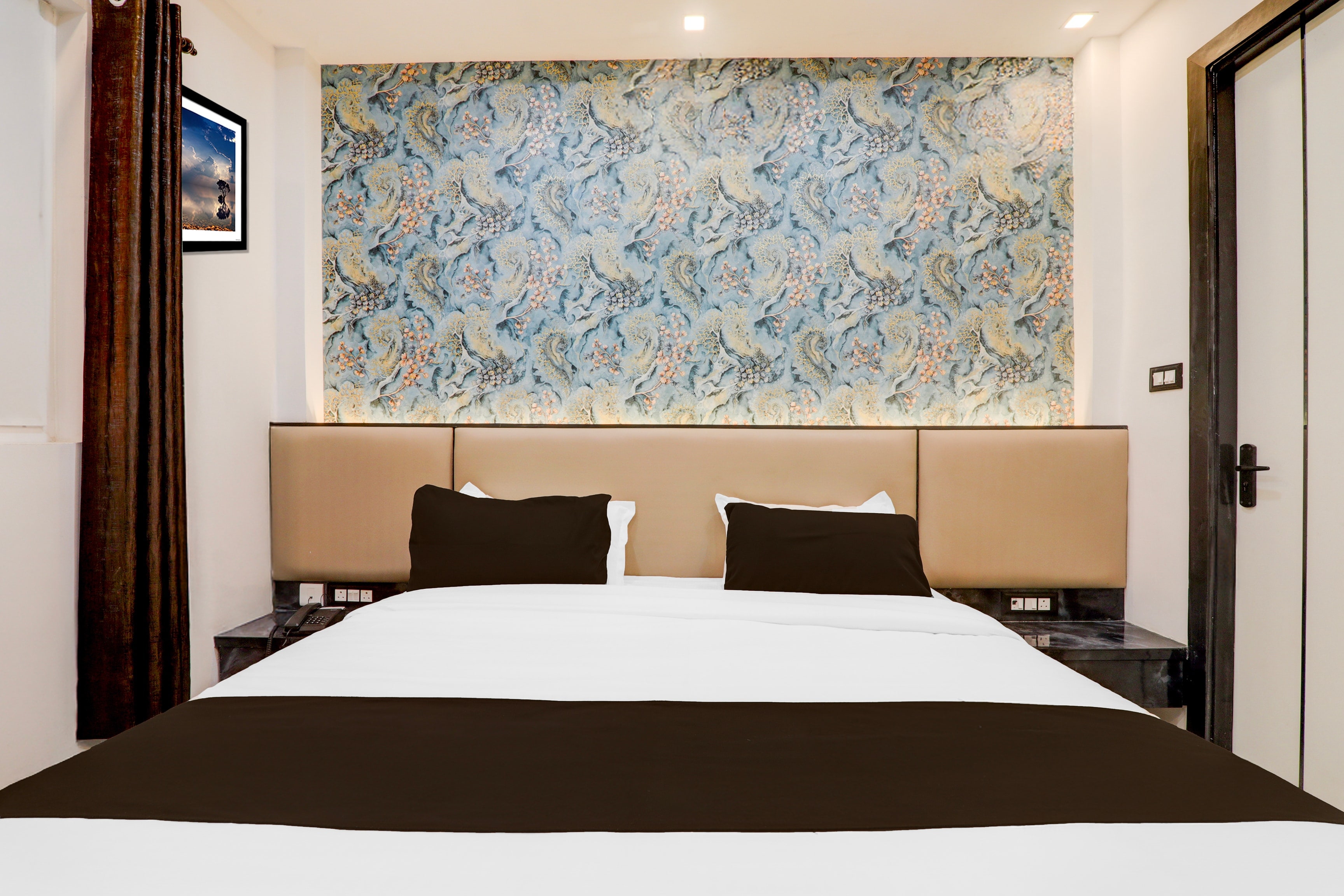 HOTEL O APPLE INN BEHIND STATE BANK OF INDIA - Tap to explore photos