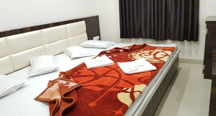 Aashiyana Inn Hotel Room Type - SIX BED NON AC DELUXE ROOM