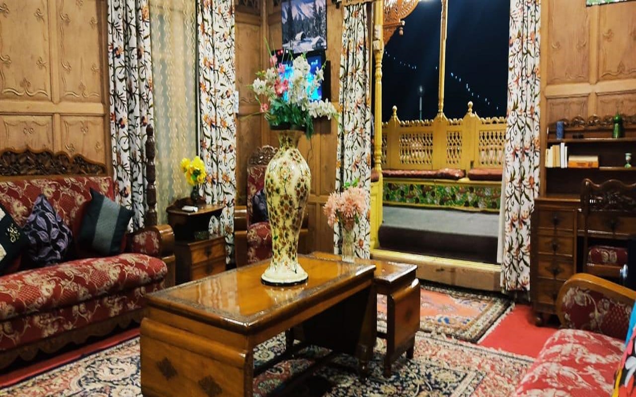 Royal Dandoo Palace - Houseboat - Tap to explore photos