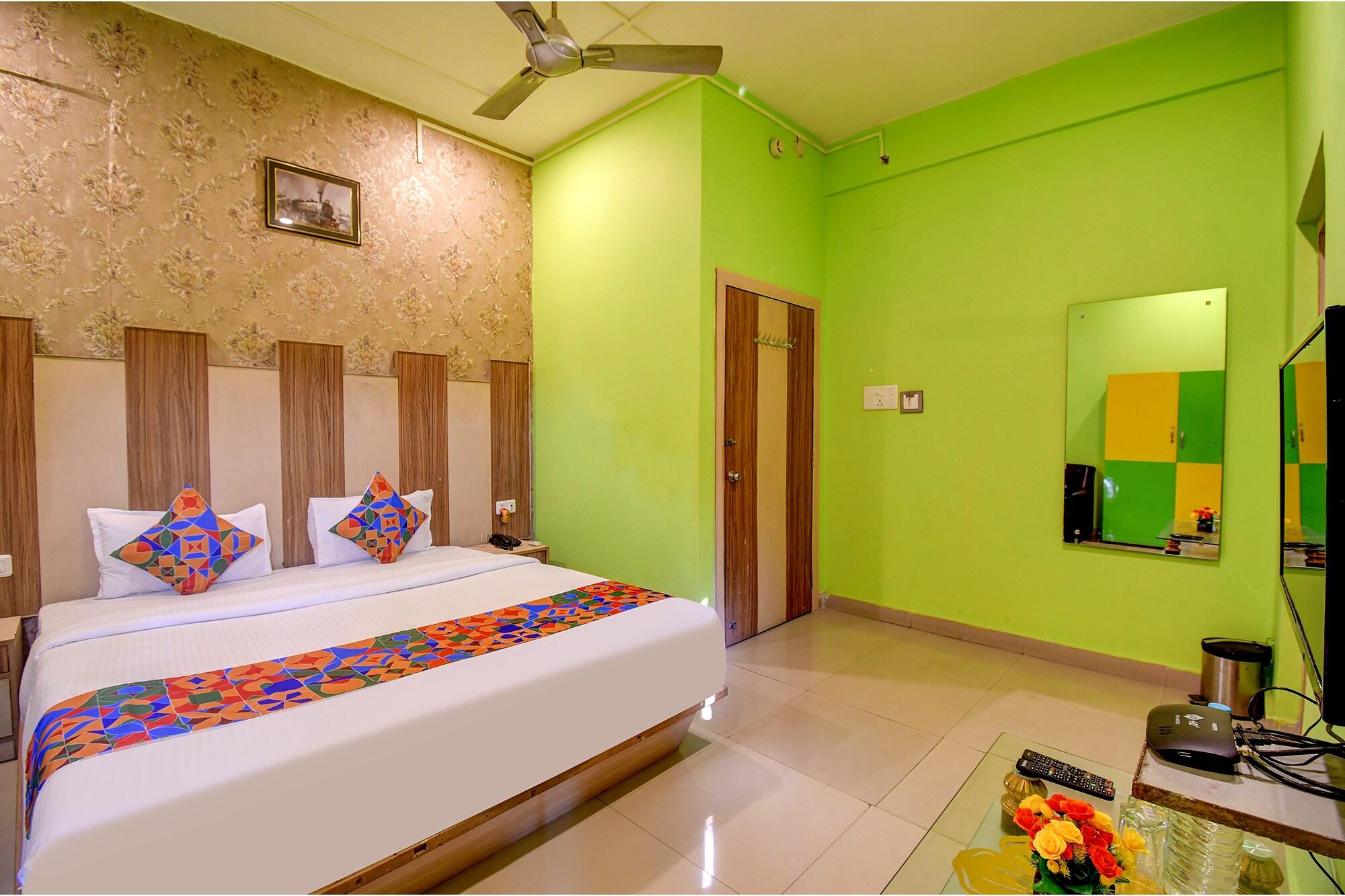 FabHotel Prime Rockstar Suites - Nr. Park Circus 7 Point - Tap to explore photos
