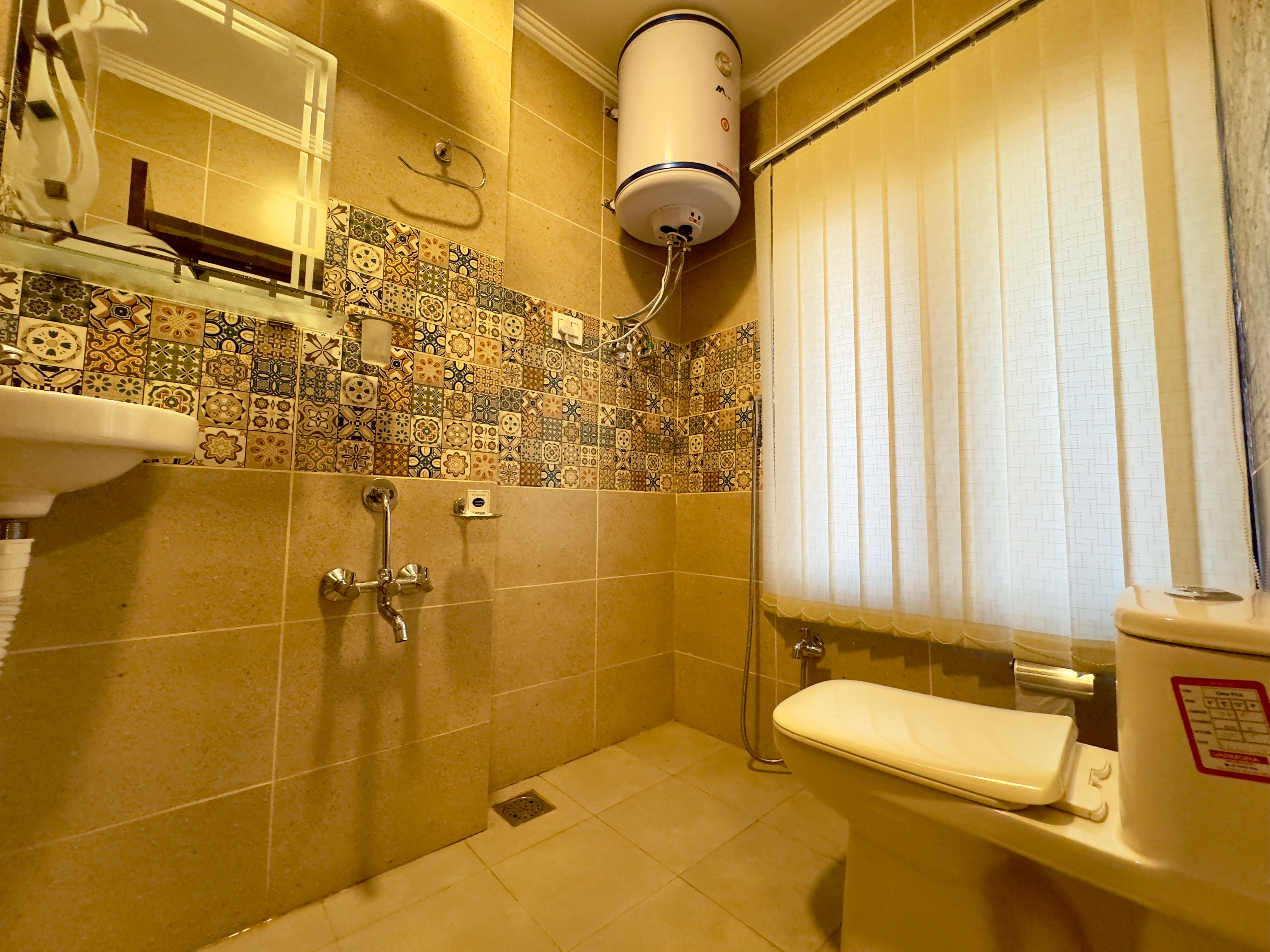Hotel Jafson Accommodates (5 mins drive to Dal Lake) - Tap to explore photos